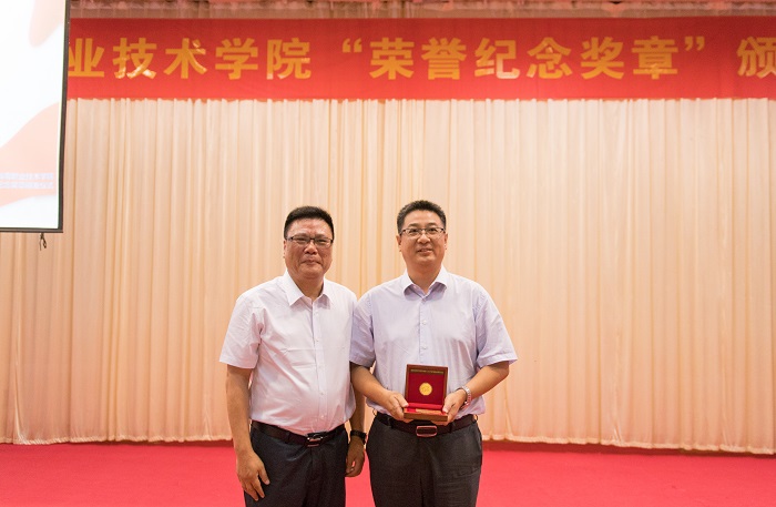 林初為王安興頒發(fā)獎?wù)拢▓D書館 梁平攝影）.jpg