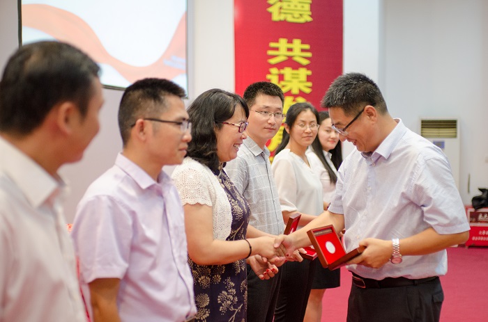 王安興為教學(xué)單位教職工代表頒發(fā)獎?wù)拢▓D書館 梁平攝影）.jpg