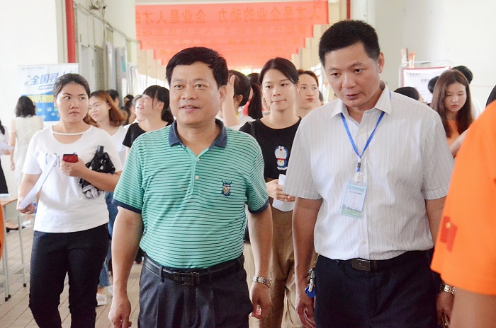 王承慶視察洽談會現(xiàn)場（海職青年記者團 黎加奎攝影）.jpg