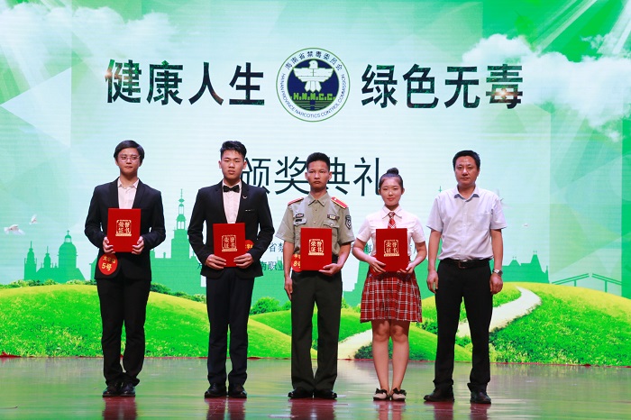 王衛(wèi)紅為二等獎的獲得者頒獎（海職青年記者團 黎加奎 攝影）.JPG