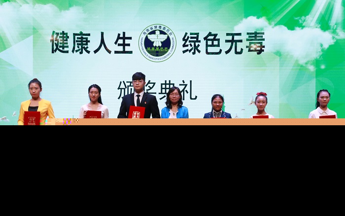 黃銀珍為三等獎獲得者頒獎（海職青年記者團 黎加奎攝影）.jpg