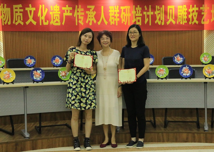 孫小萍為學(xué)員頒發(fā)證書（海職青年記者團(tuán) 許家波攝影）.JPG